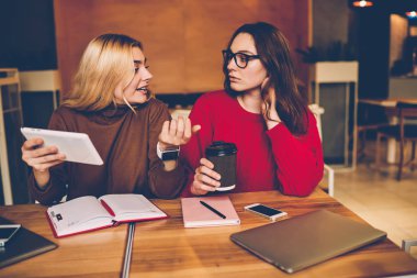 Genç kadın meslektaşım ders ile kahve molası birbirinizle konuşmak vasıl okul sırası campu eğitim sorunları tartışmaya öğrencileri hazırlamak için görüş açıklayan sırasında el hareketi