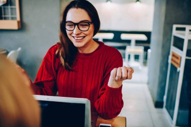 Dizüstü bilgisayar, başarılı kadın Çevirmen online proje ile onun achievemen memnun tamamlanması ile heyecan posta kontrol online piyango zaferini kutluyor çok memnun genç kadın