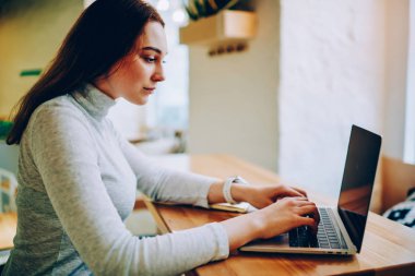 Yetenekli genç kadın e için araştırma öğrenme kursları coworking yetiştirdim zaman harcama yapmak serbest, akıllı kız öğrenci üzerinde çalışan web sitesi için içerik oluşturma netbook klavye
