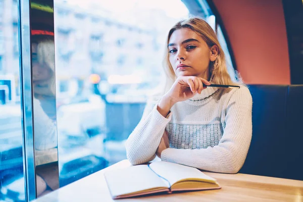 Portret Van Peinzende Jonge Vrouw Met Pen Geconcentreerd Idee Voor — Stockfoto