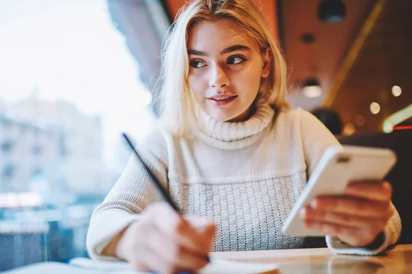 Slimme Vrouwelijke Student Huiswerk Taakuitvoering Café Interieur Bedrijf Smartphone Voor — Stockfoto