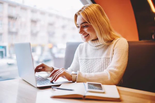 Fröhliche Junge Frau Begeistert Von Verkäufen Auf Webshop Seite Beim — Stockfoto