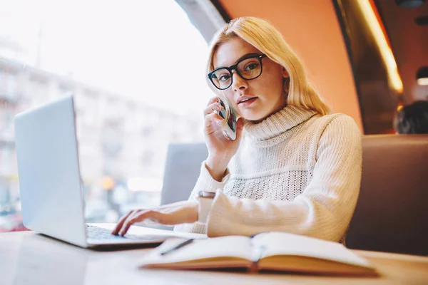 Portret Poważne Kobiet Student Okulary Wywołanie Telefon Podczas Uczenia Się — Zdjęcie stockowe