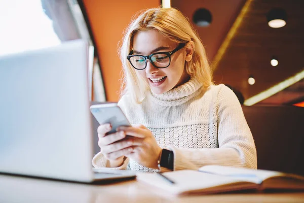 Veselý Studentský Nadšený Vítězné Slevou Pro Online Studium Kurzy Čtení — Stock fotografie