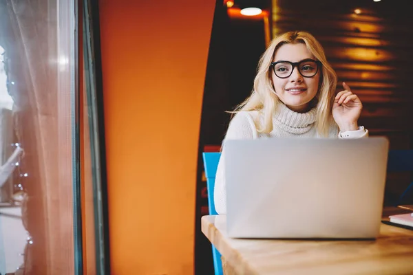 Młoda Kobieta Blogger Pracujesz Zdalnie Café Siedzący Wnętrze Laptopa Udziału — Zdjęcie stockowe