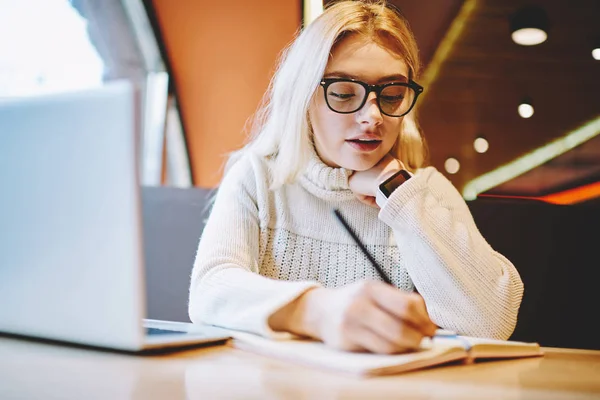 Estudiante Inteligente Anteojos Escribiendo Tarea Bloc Notas Sentada Con Computadora —  Fotos de Stock