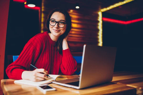 Sorrindo Jovem Que Gosta Trabalho Freelance Interior Café Fazendo Notas — Fotografia de Stock