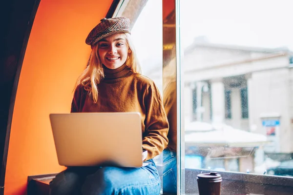 Kadın Freelancer Zamana Cafe Girintili Coworking Oturup Dizüstü Bilgisayar Üzerinden — Stok fotoğraf