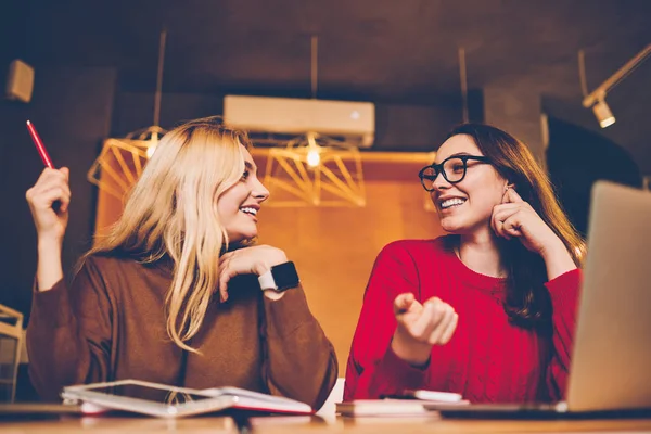 Les Jeunes Femmes Heureuses Communiquent Sujet Des Affaires Indépendantes Réussies — Photo