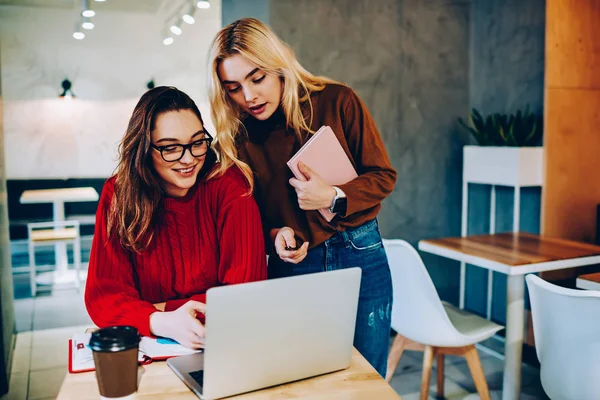 Studenti Donne Qualificate Che Fanno Ricerca Sul Computer Portatile Facendo — Foto Stock