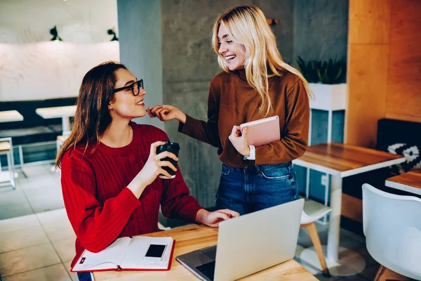 Sonriendo Chicas Hipster Comunicándose Campus Universitario Mientras Hacen Tarea Mejor — Foto de Stock