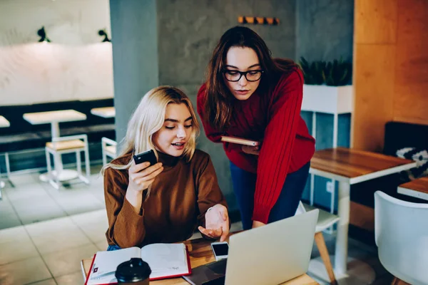 Slimme Vrouwelijke Studenten Kijken Tutorial Laptopcomputer Plannen Van Cursussen Project — Stockfoto