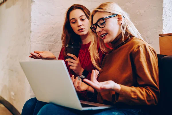 Mulheres Jovens Que Têm Discutido Fazer Reserva Computador Portátil Compartilham — Fotografia de Stock