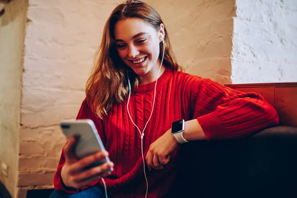 Glada Hipster Tjej Skrattar Video Konversation Med Kompis Smartphone Nöjd — Stockfoto