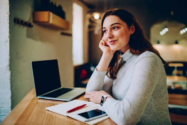 Verträumte Teenie Studentin Die Beim Hausaufgabenvorbereiten Café Interieur Urlaub Denkt — Stockfoto