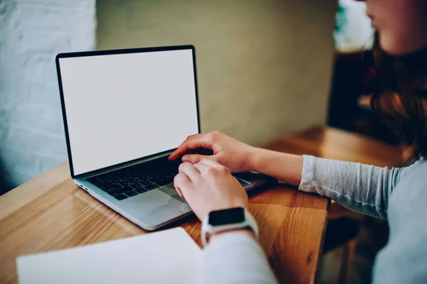 Imagen Recortada Escritura Femenina Ordenador Portátil Creando Publicación Para Contenido —  Fotos de Stock