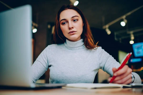 Serios Student Sex Feminin Face Cercetare Rețea Calculator Laptop Scrie — Fotografie, imagine de stoc