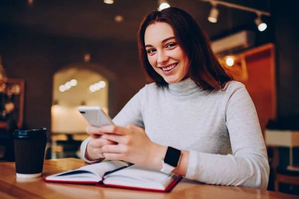 Portrait Cheerful Hipster Girl Using Smartphone Chatting Having Fun Adding — Stock Photo, Image