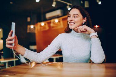 Selfie kulaklık içinde smartphone kamera dinleme müzik playlist telefon çalar leisur üzerinde eğlenceli zevk mutlu kadın meloman alarak resim için poz sahip gülümseyen hippi kız