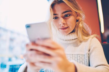 Seçici odak sonrası sosyal ağ smartphone üzerinde okuma erkek üzerinde tutun el, içerik 4 g bağlantı için takipçileri alma bildirimi cep üzerinde kontrol genç hippi kız seviyor