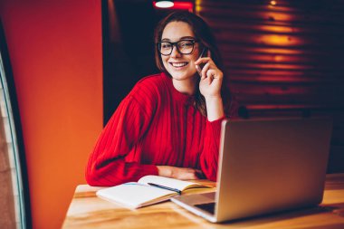 Mobil telefon konuşmalarını eğlence gülümseyen kadın iyi hakkında yeni konuşurken telefon görüşmesi sırasında gülüyor kafede arkadaşıyla konuşurken tarifeler ile neşeli genç kadın portresi memnun