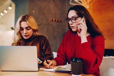 Proje çalışma ile birlikte meslektaşım, 4 g bağlanmak için danışmanlık arama işleç için sahip kadın hakkında telefon görüşmesi sırasında bilgi belirterek dalgın genç kadın için öğrenme internet