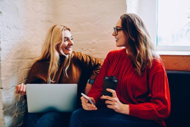 Kahve arası uzay coworking oturan konuşma zevk olumlu en iyi arkadaşlar, hippi kız birbirlerine college Kampüsü için toplantı sahip gülümseyerek konuşuyor homewor oluşturun.