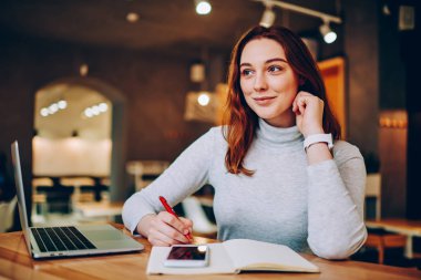 Yazıda da fikrim yayın ağları, hippi kız dikkat çeken not defterinde rüya gibi kadın blogger Cafe iç vakit listesi yapmak için üzerinde durulması mesafe iş projesi için planları