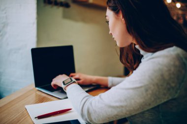 Profesyonel kadın serbest meslek sahibi Uzaktan geliştirme alanı, yayın blog içeriği için klavye yetenekli kadın coworking içinde çalışan dizüstü bilgisayarda yazarak netboo web sayfasında Gözat güncelleştirir