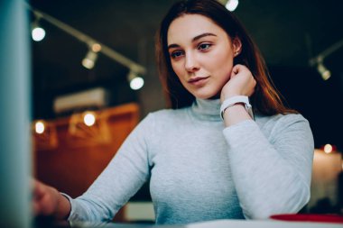 Rahat kıyafet concentrately bir şey coworking uzayda genç ciddi beyaz kadın uzak iş café Interio oturan fikri üzerine şaşkın zaman harcama seyir çekici esmer kadın