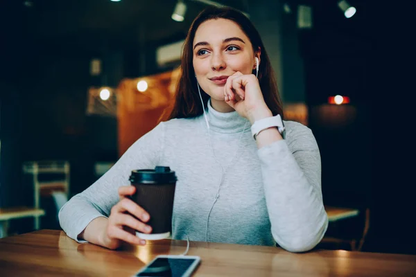 Verträumte Junge Frau Genießt Neue Songs Kopfhörer Während Der Radiosendung — Stockfoto