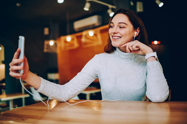 Lächelndes Hipstermädchen Das Für Ein Selfie Mit Der Smartphone Kamera — Stockfoto