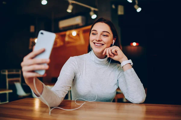 Paylaşım Sosyal Ağlar Gülümseyen Kadın Cep Kullanarak Kulaklık Video Wifi — Stok fotoğraf