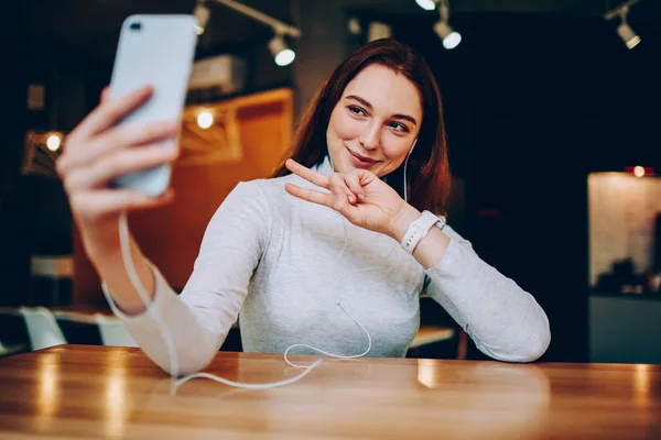 Positiv Hipster Flicka Poserar För Selfie Smartphone Kamera Gestikulerande Och — Stockfoto