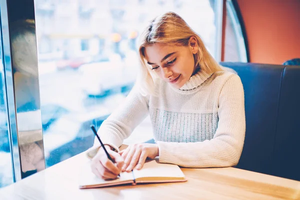 Inteligente Estudiante Rubia Escribiendo Bloc Notas Haciendo Tarea Universidad Pasar — Foto de Stock