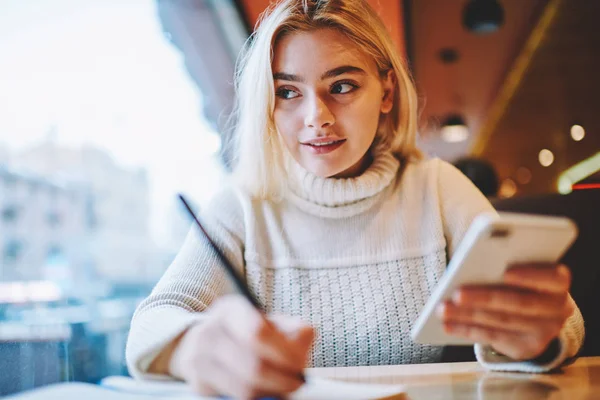 Zeki Kız Öğrenci Kafe Holding Smartphone Için Cellula Kullanarak Bir — Stok fotoğraf