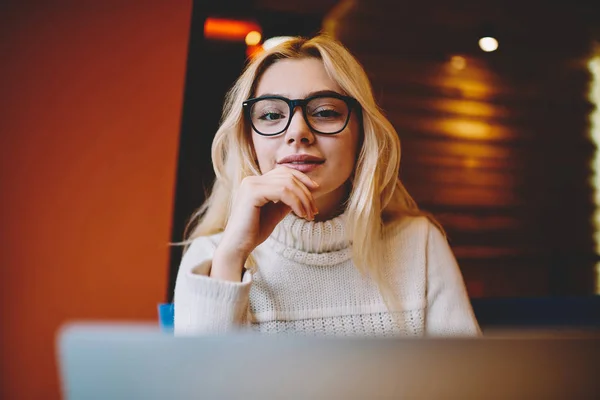 Retrato Hipster Positivo Menina Óculos Para Correção Visão Trabalhando Freelance — Fotografia de Stock