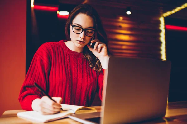 Concentrato Giovane Donna Scrivendo Fare Elenco Blocco Note Durante Conversazione — Foto Stock