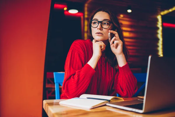 Nachdenkliche Junge Frau Die Wegschaut Während Sie Mit Laptop Zeit — Stockfoto