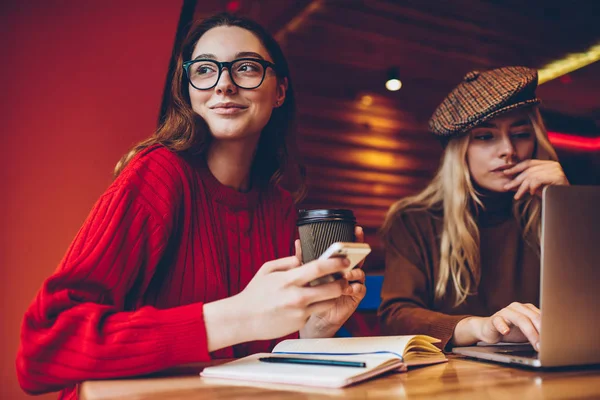 Positivo Giovane Donna Guardando Lontano Tenendo Tazza Caffè Che Coopera — Foto Stock