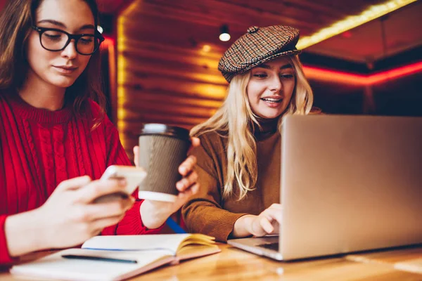 年轻的时髦女孩花咖啡休息 但沉迷于现代技术忽视实时通讯 女学生享受免费 Wifi 连接在咖啡馆的网络上的设备 — 图库照片