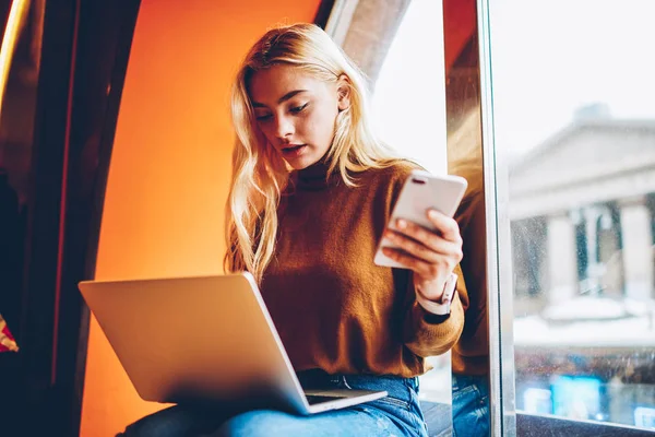 Jovem Chocada Estressada Com Falha Software Aprendendo Curso Line Netbook — Fotografia de Stock