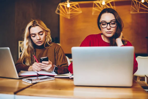 Serious Female Colleagues Freelancers Concentrated Working Process Using Technology Clever — Stock Photo, Image