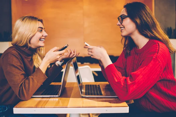 Jovens Mulheres Alegres Comunicando Umas Com Outras Sobre Ótimas Notícias — Fotografia de Stock