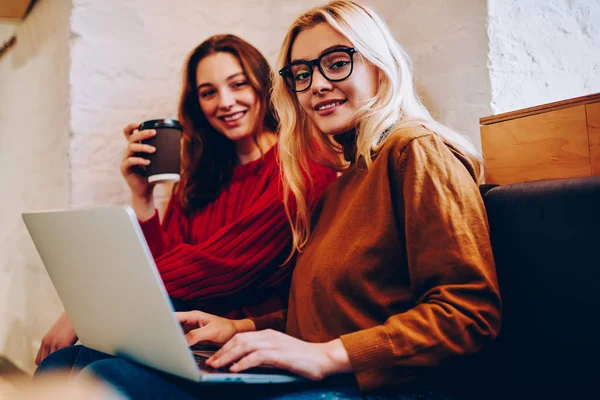 Portrett Hipster Jente Lesing Nettbok Som Hviler Pause Med Bestevennen – stockfoto