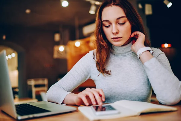 Giovane Donna Giornata Pianificazione Con Organizzazione App Smartphone Ottenere Notifica — Foto Stock