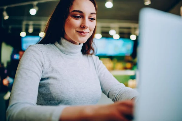 Positieve Vrouwelijke Student Kijken Tutorial Voor Studeren Laptopcomputer Geschoolde Vrouw — Stockfoto
