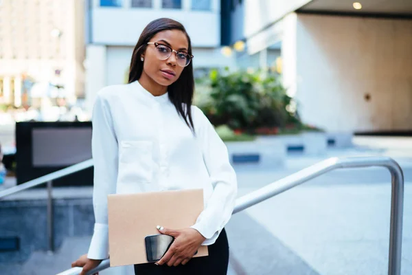 Half Length Portrait Confident Female Office Employee Dark Skinned Looking — Stock Photo, Image