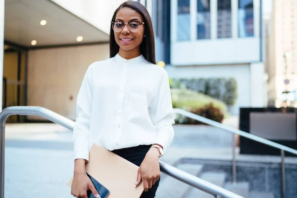 Half Length Portrait Successful Dark Skinned Office Worker Dressed Stylish — Stock Photo, Image