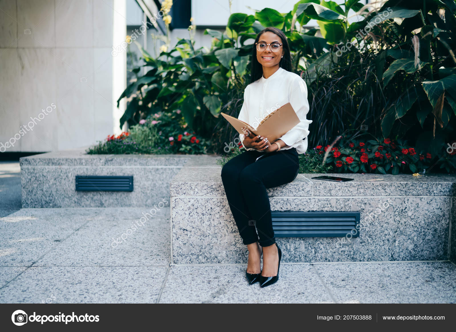 Retrato Una Exitosa Empleada Afroamericana Gafas Que Sostiene Carpeta Abierta Foto de stock 207503888 GaudiLab